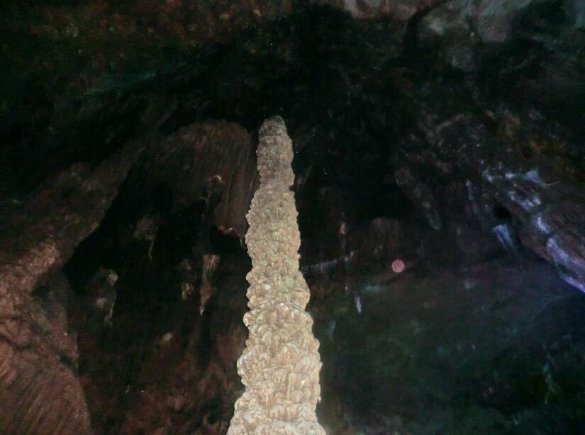 银子岩溶洞中的石柱