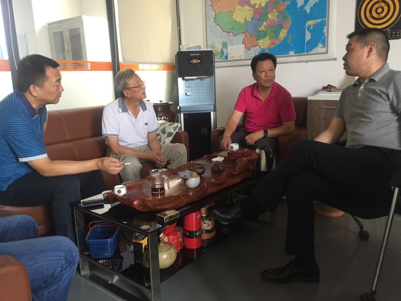 中国卫生监督协会饮水安全与健康专业委员会筹备组的鄂老师、王会长等一行人与史麦斯净水事业部总经理谢军在一起喝茶聊天